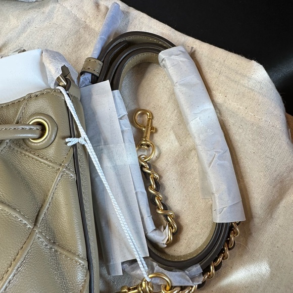 Tory Burch small Fleming soft bucket bag - Picture 4 of 9